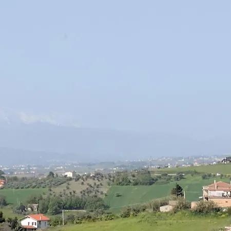 Three Bedroom Entire Place Lägenhet Roseto Degli Abruzzi