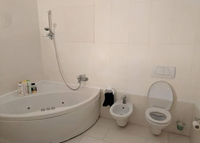 Three Bedroom Entire Place Розето-дельи-Абруцци