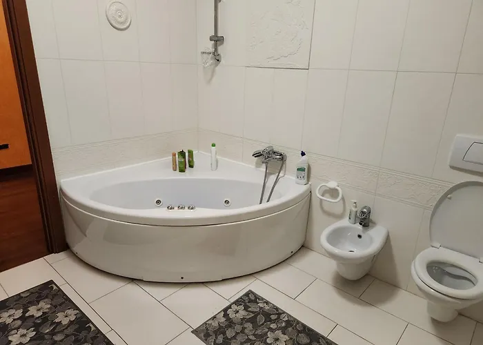 Three Bedroom Entire Place Розето-дельи-Абруцци